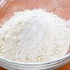 Trộn bột mì, muối, bột nở vào 1 cái tô. Nhúng tôm lần lượt vào hỗn hợp bột như hình bên.