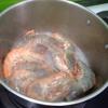 Làm nóng 2 muỗng canh dầu ăn trong nồi. Cho tôm tươi đã ướp vào, đảo đều khoảng 3 phút cho thịt tôm chắc lại.