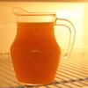 Tiếp đến cho nước cốt cam vào bình trà qua một lưới lọc. Để bình trà cam vào ngăn mát tủ lạnh khoảng 1-2 tiếng. Nếu bạn dùng đá viên thì bỏ qua bước này.