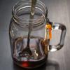 Trước tiên, dùng ly đong 80ml nước sôi nóng cho vào ly đã để sẵn 1 gói trà túi lọc. Dùng tay nhúng lên xuống túi trà để trà tan trong nước.