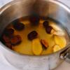 Cách nấu nước trà gừng táo tàu: Chẻ đôi táo tàu, bỏ hạt. Cạo vỏ gừng, cắt lát mỏng. Thêm 2 chén nước lọc vào một nồi nhỏ cùng với gừng và táo tàu vào. Đun sôi nước trà với lửa lớn.