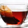 Ngâm túi trà lipton vào 30 ml nước nóng, đợi khi trà ra hết, cho vào tủ lạnh để làm lạnh trà.