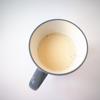 Cho 220ml sữa tươi có đường vào nồi, đặt nồi lên bếp đun sôi. Sau đó rắc vào 3g trà đen, đun sôi và khuấy đều cho trà ra nước khoảng 2 phút. Thêm đường vào khuấy đều cho tan. Lược hỗn hợp qua rây thu được nước trà sữa cho vào cốc, để riêng ra một bên.