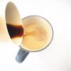 Đổ 3g cà phê đen hòa tan không đường với 60ml nước nóng vào ly sạch và khuấy cho đến khi cà phê tan hoàn toàn. Sau đó đổ nước cà phê đen vừa pha vào cốc trà sữa, khuấy đều lên là có thể dùng rồi nhé!