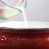Đun nhỏ lửa 200ml sữa tươi trong nồi (không đun sôi), dùng phới lòng đánh đều cho sữa nổi bọt trong khoảng 3-4 phút là được.