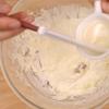 Cho 100ml whipping cream còn lại vào bát, thêm muối và đường rồi đánh bông. Thêm hỗn hợp kem phô mai, sữa đặc và 40ml sữa tươi vào trộn đều.