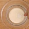Cho kem phô mai và 50ml whipping cream hấp cho tan chảy, sau đó đặt sang một bên cho nguội bớt.
