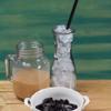 Cho thêm đá trà sữa đã pha chế và thưởng thức kèm với hạt trân châu hoặc bất kỳ topping nào bạn thích như thạch phô mai tươi, trân châu đen, trân châu trắng hay thạch trái cây...