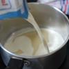 Đổ 50g sữa đặc và 500ml sữa tươi vào nồi, đặt lên bếp nấu lửa nhỏ. Khi sữa đã sôi cho phần trà xanh vào khuấy đều, nấu tiếp 5 phút thì tắt bếp để nguội, cho vào chai để tủ lạnh uống dần.