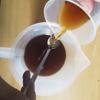 Cho nước cốt tắc đều vào ly, thêm nước trà và mật ong vào để cân bằng vị và có mùi vị thích hợp nhất với khẩu vị của bạn.