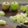 Táo rửa sạch, gọt vỏ và cắt thành miếng nhỏ như hình bên. Nên chọn những trái táo tươi, không bị dập, hư.