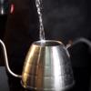 Đun sôi ấm nước khoảng 1 lít nước. Sau đó cho 35gr trà Thiết Quan Âm vào bình thủy tinh. Khi nước đã chín ở nhiệt độ 95 đến 100 độ C thì cho nước vào bình trà và ủ trong vòng 10 phút cho đến khi các búp trà nở ra.