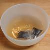 Cho 2 túi trà vào 350ml nước nóng cho đến khi trà ra hết thì vớt túi trà ra. Thêm rượu vang trắng và mật ong vào khuấy đều.