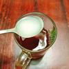 Khi trà đã nguội thì cho thêm đường, khuấy đều cho đường tan hết. Chanh vắt lấy nước cốt, lọc bỏ hết hạt sau đó cho nước cốt chanh vào ly trà sao cho độ chua ngọt như ý muốn.