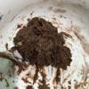 Cho hết phần bột năng và bột cacao đã chuẩn bị vào to lớn để dễ trộn. Đổ từ từ ít nước sôi vào hỗn hợp. Dùng muỗng trộn đều đến khi hỗn hợp kết thành cục bột.