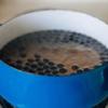 Cách nấu trân châu đen: Đun lượng lớn nước sôi trong nồi, cho các viên trân châu đen vào luộc cho đến khi chúng nổi lên mặt nước. Vớt trân châu đen ra và thả vào tô nước lạnh để làm nguội và chống dính.