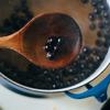 Cách nấu trân châu đen: Đun lượng lớn nước sôi trong nồi, cho các viên trân châu đen vào luộc cho đến khi chúng nổi lên mặt nước. Vớt trân châu đen ra và thả vào tô nước lạnh để làm nguội và chống dính.