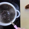 Cách nấu trân châu làm trà sữa: Đun sôi nồi nước, đem luộc các viên trân châu đường đen trong nước sôi. Khi thấy các viên trân châu nổi lên mặt nước thì tắt bếp, đậy nắp và ủ thêm 20 phút để trân châu chín hoàn toàn. Sau đó vớt các viên trân châu ra cho vào tô nước lạnh để làm nguội.