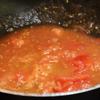 Tiếp tục dùng chảo đó, cho cà chua vào xào qua khoảng 5 phút. Nêm gia vị nước mắm, hạt nêm vào, đảo đều.