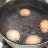 Trứng gà luộc chín, bóc vỏ, dùng dao cắt lượn sóng hoặc dao hình răng cưa cắt làm đôi. Phía dưới đáy của miếng trứng cắt một miếng nhỏ, phẳng để trứng có thể dựng đứng.