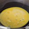 Đun nóng 2 muỗng cà phê dầu trong chảo, đổ trứng vào chiên, khi trứng bắt đầu đông đặc thì dùng đũa khuấy nhẹ cho trứng tách khối, sau đó cho trứng ra chén.
