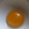 Kim chi cải thảo cắt nhỏ còn trứng gà đập ra chén, tách lấy lòng đỏ và lòng trắng trứng cho vào 2 chén khác nhau.