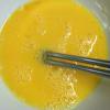 Trứng đập ra chén sau đó đánh đều cho trứng tan. Cà chua bi rửa sạch để ráo nước.