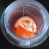 Cà chua rửa sạch, cắt miếng nhỏ cho vào máy xay sinh tố, xay nhuyễn. Đổ sữa tươi không đường vào nước cà chua vừa xay.