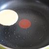 Đổ một chút dầu ăn vào chảo, lắc chảo cho dầu trải đều bề mặt chảo, đổ một thìa hỗn hợp trứng vừa khuấy vào. Nghiêng chảo cho trứng dàn đều láng mỏng bề mặt chảo.