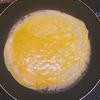 Bắt chảo lên bếp, cho vào 3 thìa canh dầu ăn. Dầu nóng, đổ một ít hỗn hợp trứng vào tráng một lớp mỏng. Trứng chín vớt ra đĩa để nguội. Tiếp tục tráng cho đến khi hết hỗn hợp trứng.