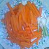 Cà rốt, đậu và rau rửa sạch, cắt từng khúc sao cho vừa mắt và dễ cuốn.Đậu và cà rốt bỏ vào nồi luộc chín