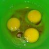 Đập trứng gà vào tô và đánh cho đến khi trứng bông lên, thêm đường, nước mắm và hành lá.