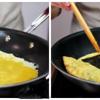 Làm nóng chảo với dầu ăn, chế trứng vào, tráng đều thành một lớp mỏng, rồi đặt miếng rong biển khô lên 1 phần trứng, úp phần còn lại phủ lên rong biển, để qua 1 bên chảo. Tiế[ tục cho chút dầu ăn vào chảo, chế trứng vào và để chảy dính phần trứng khi nãy, đặt thêm một tấm rong biển rồi cuộn lại. Tiếp tục làm như vậy đến khi hết trứng thì lấy ra. Cuộn trứng trong tấm tre để trứng dính chặt không bị rớt.