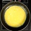 Đánh tan trứng với bột bắp và nước, thêm 1 chút xíu muối để trứng đậm đà hơn. Bắc chảo nóng, tráng đều dầu ăn quanh mặt chảo, cho trứng vào và nghiêng chảo để trứng phủ rộng đều, rán lửa nhỏ để trứng chín vừa se mặt mà không bị cháy. Đặt ra thớt.