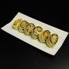 Thành phẩm: trứng cuộn tôm được cắt thành nhiều lát như sushi, ăn kèm với nước tương hoặc tương ớt.