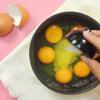Lần lượt đập trứng vào tô, sau đó cho thêm phần gia vị bao gồm hạt nêm, muối, đường vào tô. Phần gia vị này mình đã nêm vừa phải rồi, các bạn ăn nhạt thì cho bớt đi một chút nha.