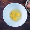 Tiếp theo đập 4 quả trứng gà vào tô, nêm 1 muỗng cà phê muối, 1 muỗng cà phê rượu sake. Việc cho thêm rượu vào sẽ làm giảm vị tanh của trứng và món trứng khi chiên sẽ ngon hơn.
