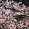 Làm nóng chút dầu ăn trong chảo, đổ thịt bò vào xào gần chín thì trút ra đĩa, để riêng.