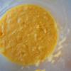 Chuẩn bị các nguyên liệu. Bật lò nướng ở nhiệt độ 350 độ F. Trong một chén, cho 450g phô mai parmesen, 45g sốt mayonnaise và 3 quả trứng vào, đánh đều.