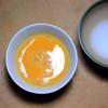 Đập trứng vào bát rồi đánh tan trứng. Cho bột năng vào một bát khác, thêm 5ml nước vào hòa tan sau đó đổ nước bột năng vào bát trứng hòa đều.