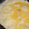 Đun chảy 1 muỗng canh bơ rồi cho chén trứng vào, dàn đều.