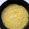 Trứng vịt cho vào chén, đánh tan cùng với 1/2 muỗng cà phê muối còn lại. Làm nóng 2 muỗng canh dầu ăn trên chảo chống dính, cho trứng vào chiên mỏng.