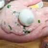 Thoa dầu ăn vào tay rồi vê giò ra lòng bàn tay, cho trứng cút lên trên rồi khéo léo vê lại cho tròn sao cho giò bọc quanh trứng cút.
