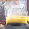 Cho hỗn hợp trứng vào túi nhựa, đem luộc với nước sôi khoảng 15 phút rồi vớt ra để nguội khoảng 3 phút.