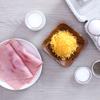 Cho trứng gà, phô mai, sữa tươi, muối và tiêu vào 1 hũ nhựa dáng cao, có nấp đậy kín. Tiến hành lắc cho đến khi hỗn hợp đồng nhất.
