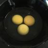 Trứng đánh tan, cho vào trứng 1/3 muỗng muối