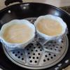 Cho trứng vào tô sao cho lượng trứng gấp 1.5 lần lượng nước, thêm 1/4 muỗng cà phê muối vào, đánh tan đều. Cho trứng đánh vào tô sứ, bọc màng thực phẩm hấp khoảng 8 phút.
