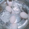 Trứng gà 6 quả đem luộc trong khoảng 10 phút, vớt ra cho vào nước đá, bóc vỏ sạch. Với lượng nước sốt như trên thì bạn có thể ngâm lượng trứng gà tối đa là 10 trứng.