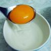 Đập trứng chỉ lấy lòng đỏ, đánh đều. Cho lòng đỏ trứng lên trên bề mặt trứng hấp, dàn đều, mang khay trứng hấp đi hấp cách thủy lại khoảng 1 phút. 