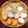 Tách lấy 2 lòng đỏ trứng muối để vào bát con, phần lòng trắng trứng muối cho vào tô to. Tiếp tục tách lấy 2 lòng đỏ trứng gà để riêng ra bát con, phần lòng trắng và 2 quả trứng gà cho cùng vào tô to.